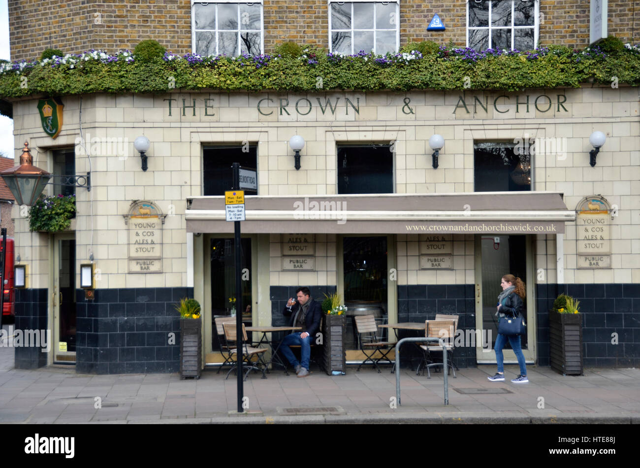 Der Crown and Anchor Pub in Chiswick, London, UK. Stockfoto