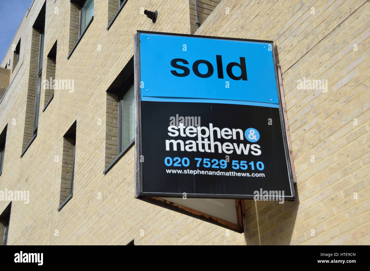 "Verkauft" Immobilienmakler Board außerhalb modernen Mehrfamilienhaus, London, UK. Stockfoto