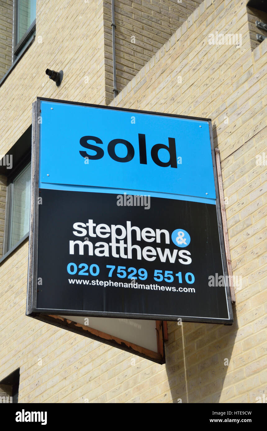 "Verkauft" Immobilienmakler Board außerhalb modernen Mehrfamilienhaus, London, UK. Stockfoto