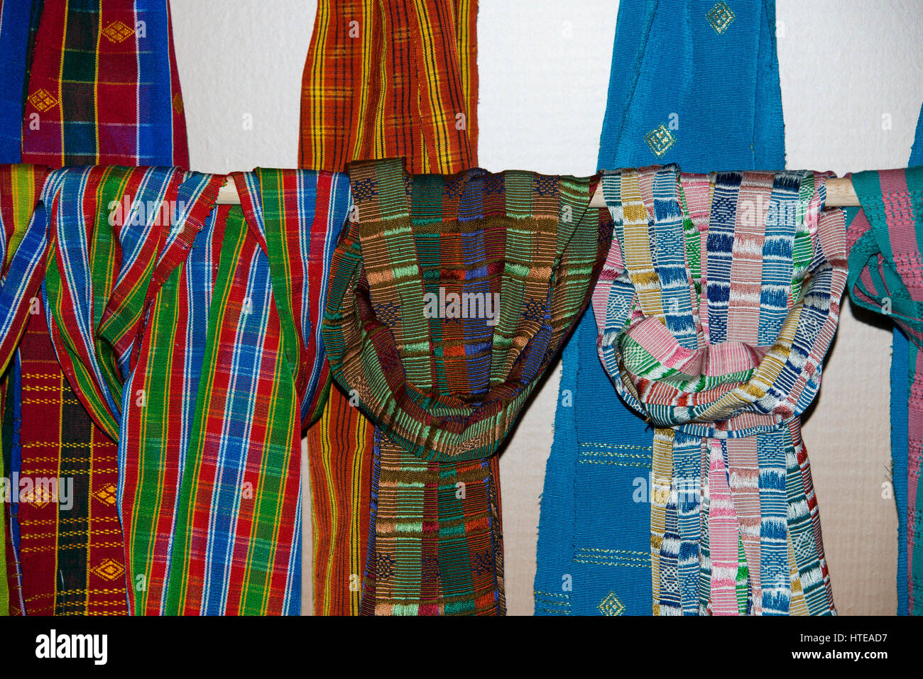 Bhutan Thimphu. Bhutan-Textilmuseum aka National Textile Museum. Museumsshop, Anzeige der traditionellen handgewebten Schals. Stockfoto