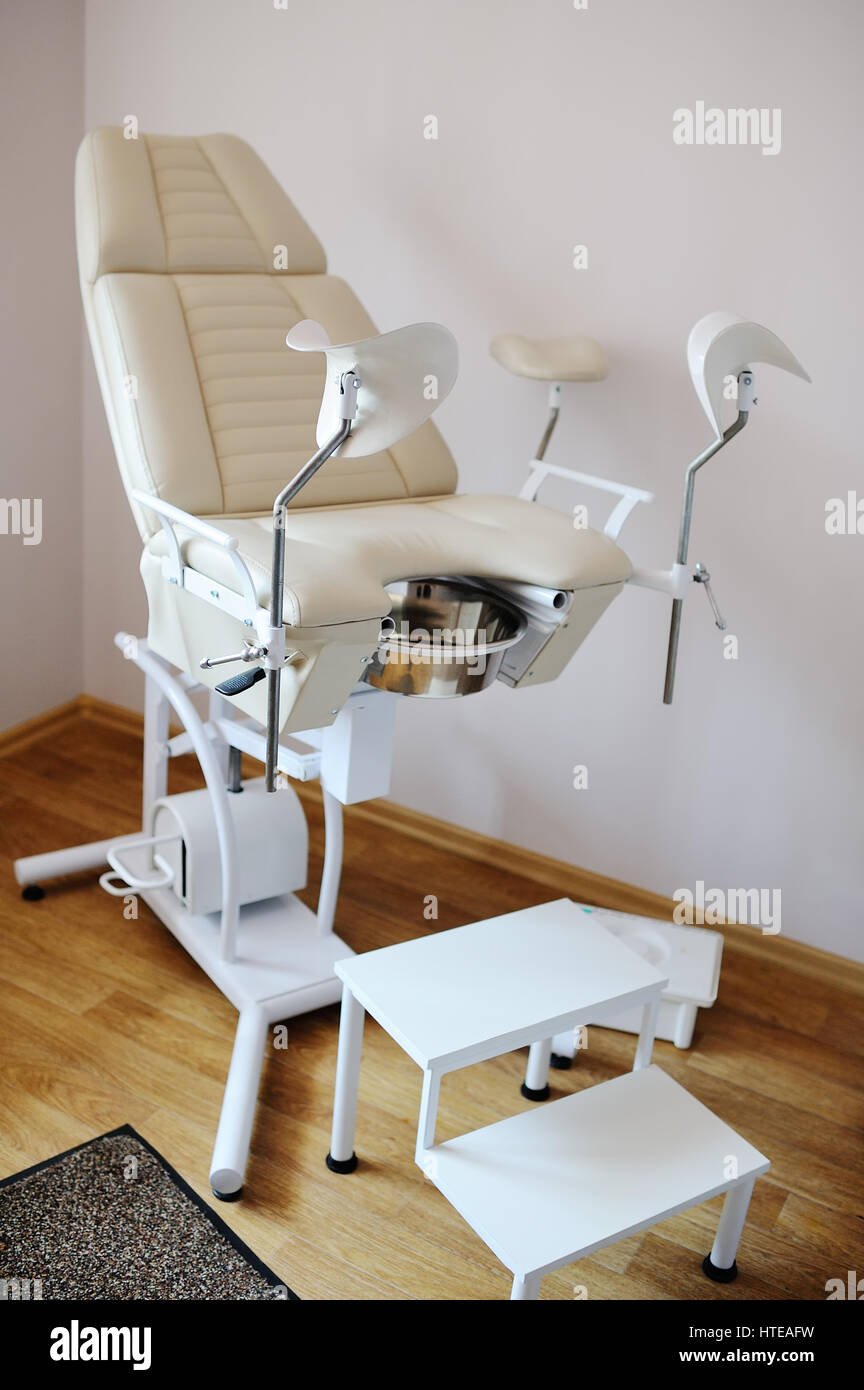 schöne moderne gynäkologischer Stuhl eine hellbeige Farbe in der  Klinik-Nahaufnahme Stockfotografie - Alamy
