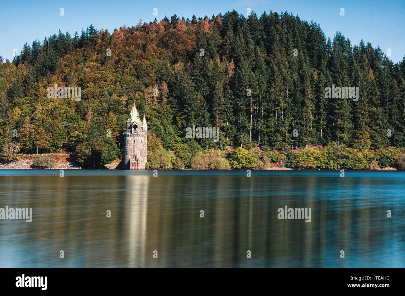 Lake Vyrnwy belasten Turm mit Bäumen hinter im Herbst, Wales, Vereinigtes Königreich Stockfoto