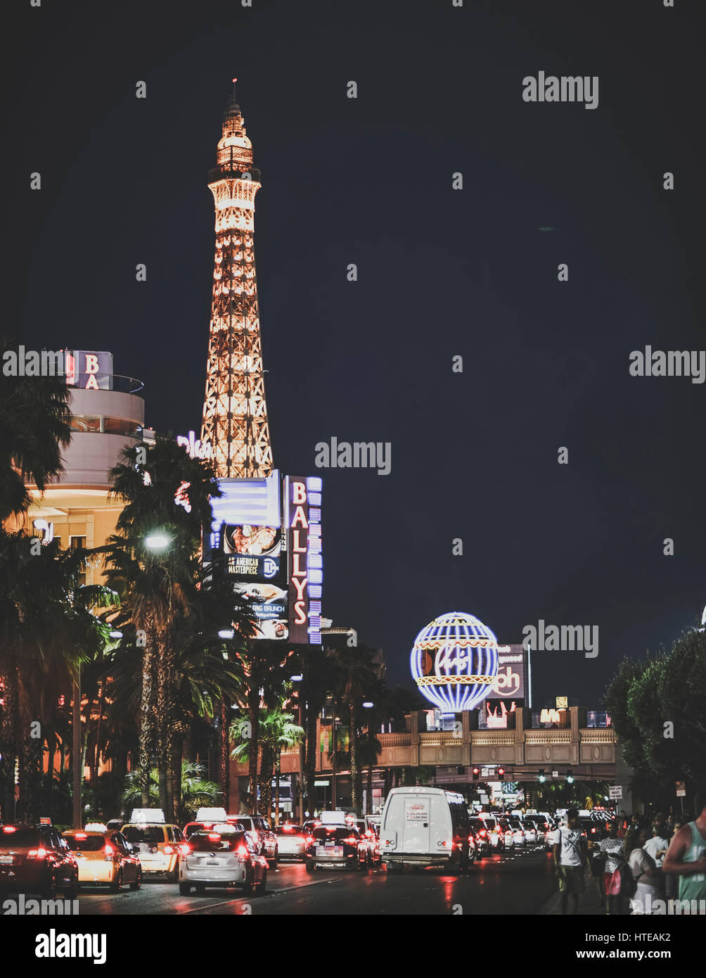 Eiffelturm und Globus in Las Vegas, Vereinigte Staaten von Amerika. Stockfoto