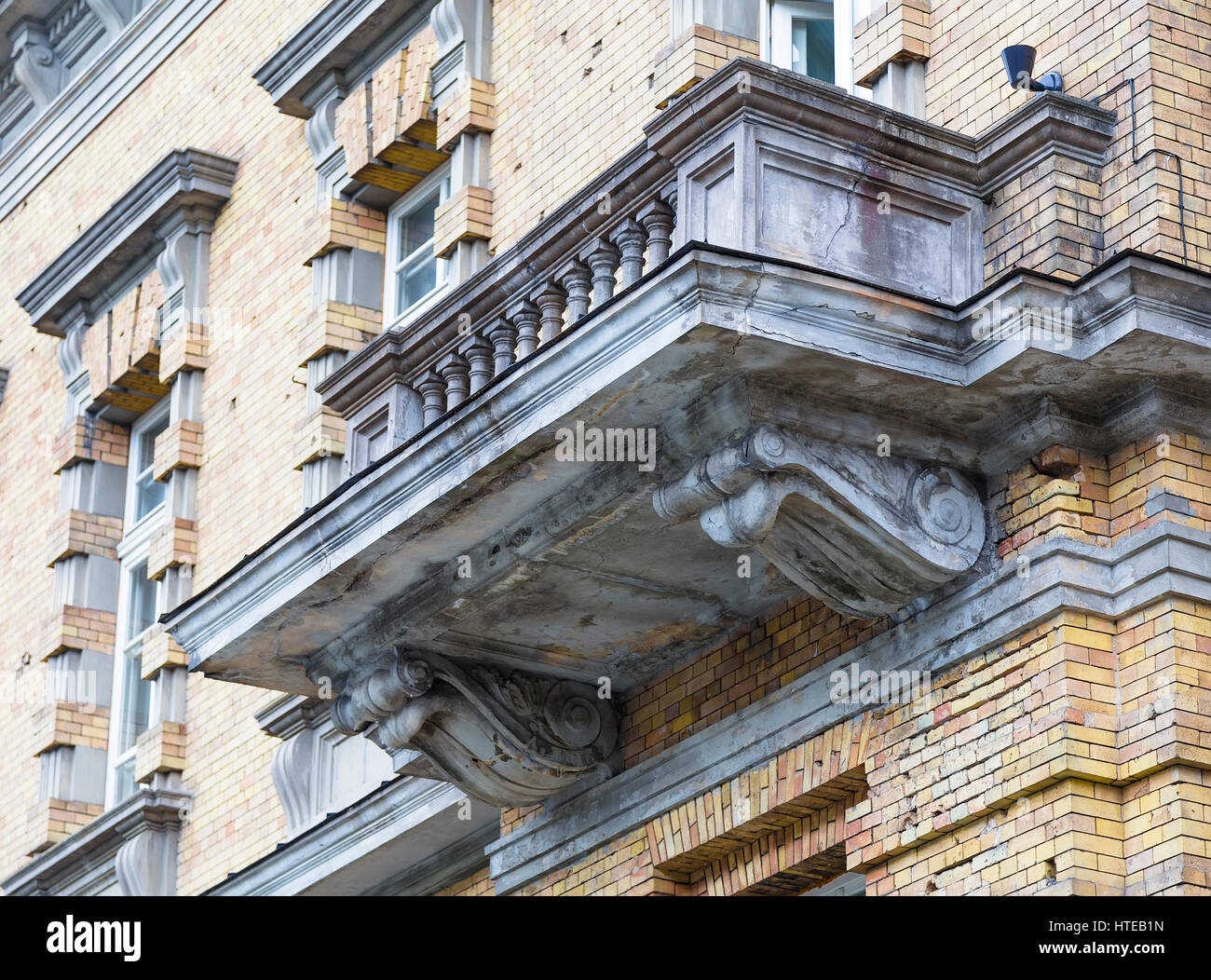 Schöner Balkon eines alten Hauses. Vilnius. Litauen Stockfoto