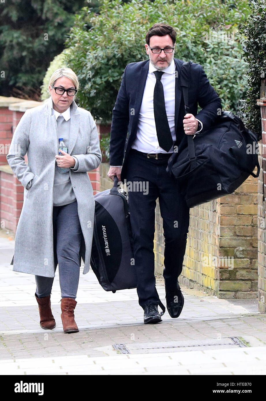 Martin und Caron Westbrook kommen am Isleworth Crown Court im Westen Londons an, nachdem sie angeblich &ACIRC;£840,000 von ihrem Chef, dem berühmten Fotografen David Hogan, gestohlen haben. Stockfoto