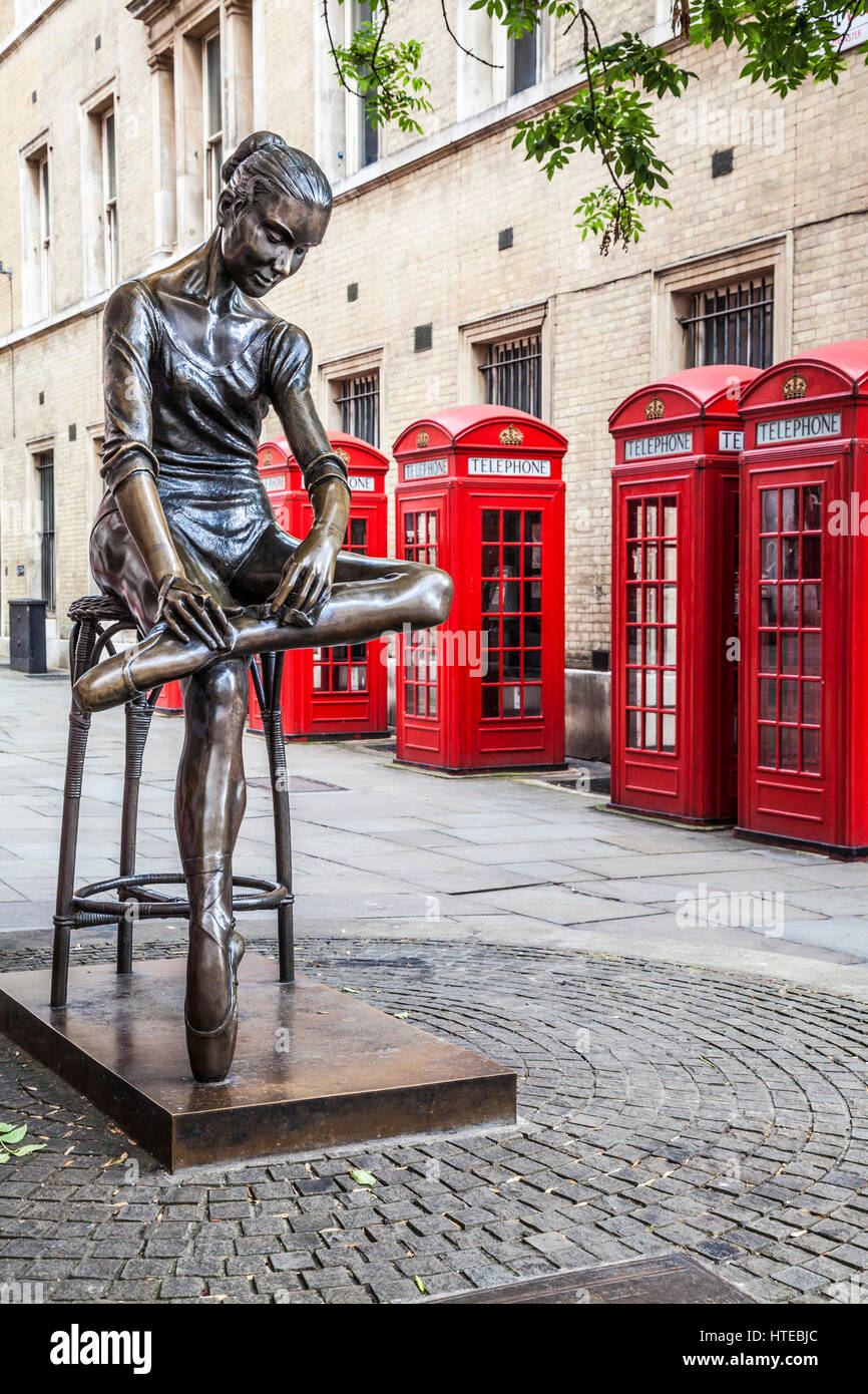 Statue einer jungen Tänzerin von Enzo Plazzotta mit einer Reihe von rotes Telefon-Boxen in London. Stockfoto