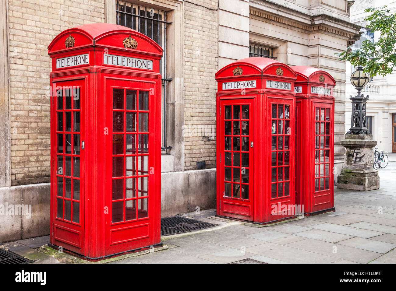 Eine Reihe von roten Telefon-Boxen in London. Stockfoto
