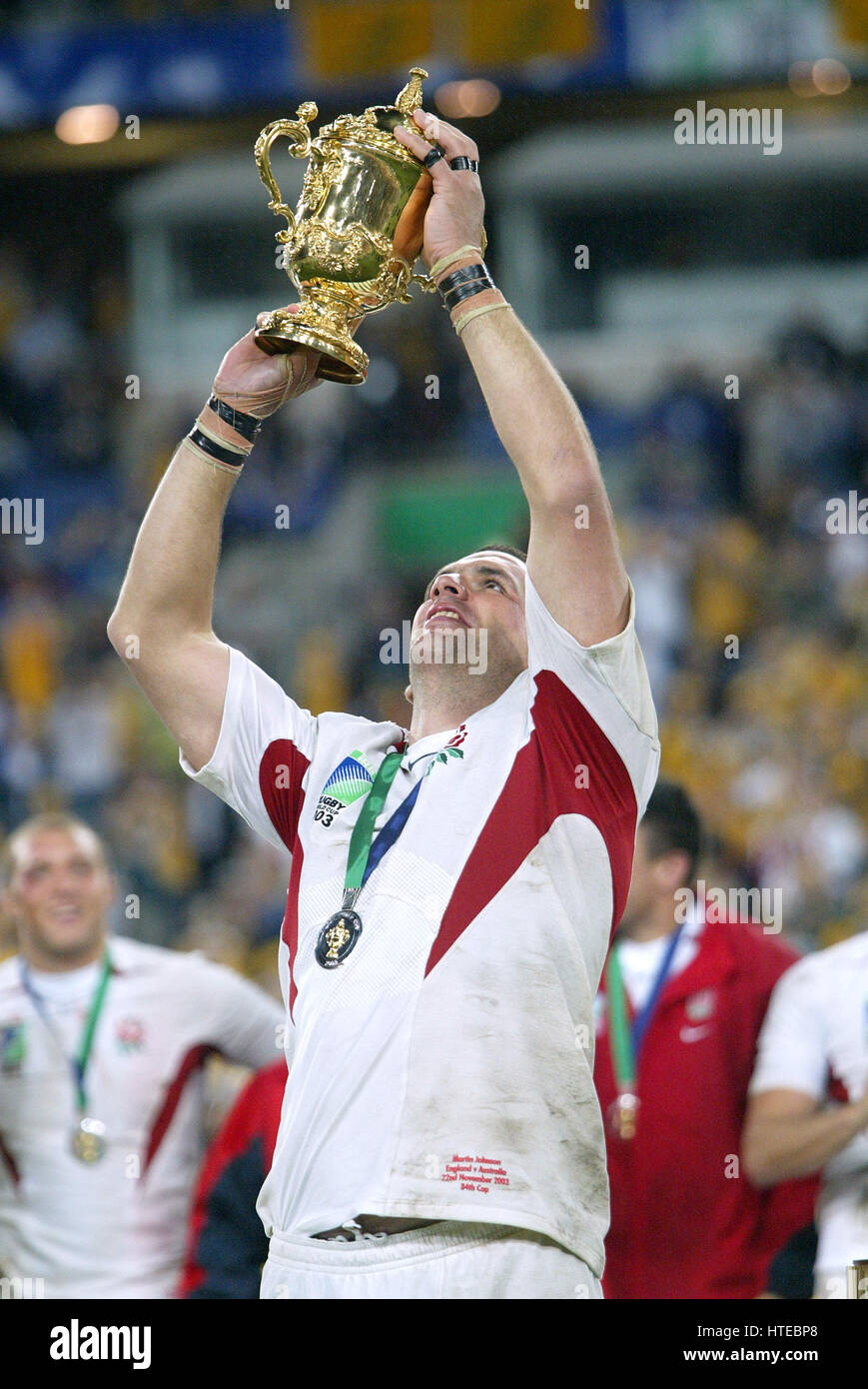 Englands Martin Johnson hebt den Webb Ellis Cup nach Sieg im Rugby World Cup-Finale im Telstra Stadium, Sydney, Australien. Stockfoto