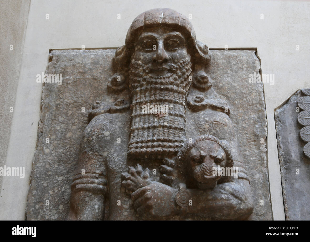 Der Held, ein Löwe (gekennzeichnet mit Gilgamesch) überwältigend. Palast von Sargon II. Assyrer.  Thronsaal. Assyrer. 721-705 V. CHR.. Khorsabad Palast. Louvr Stockfoto