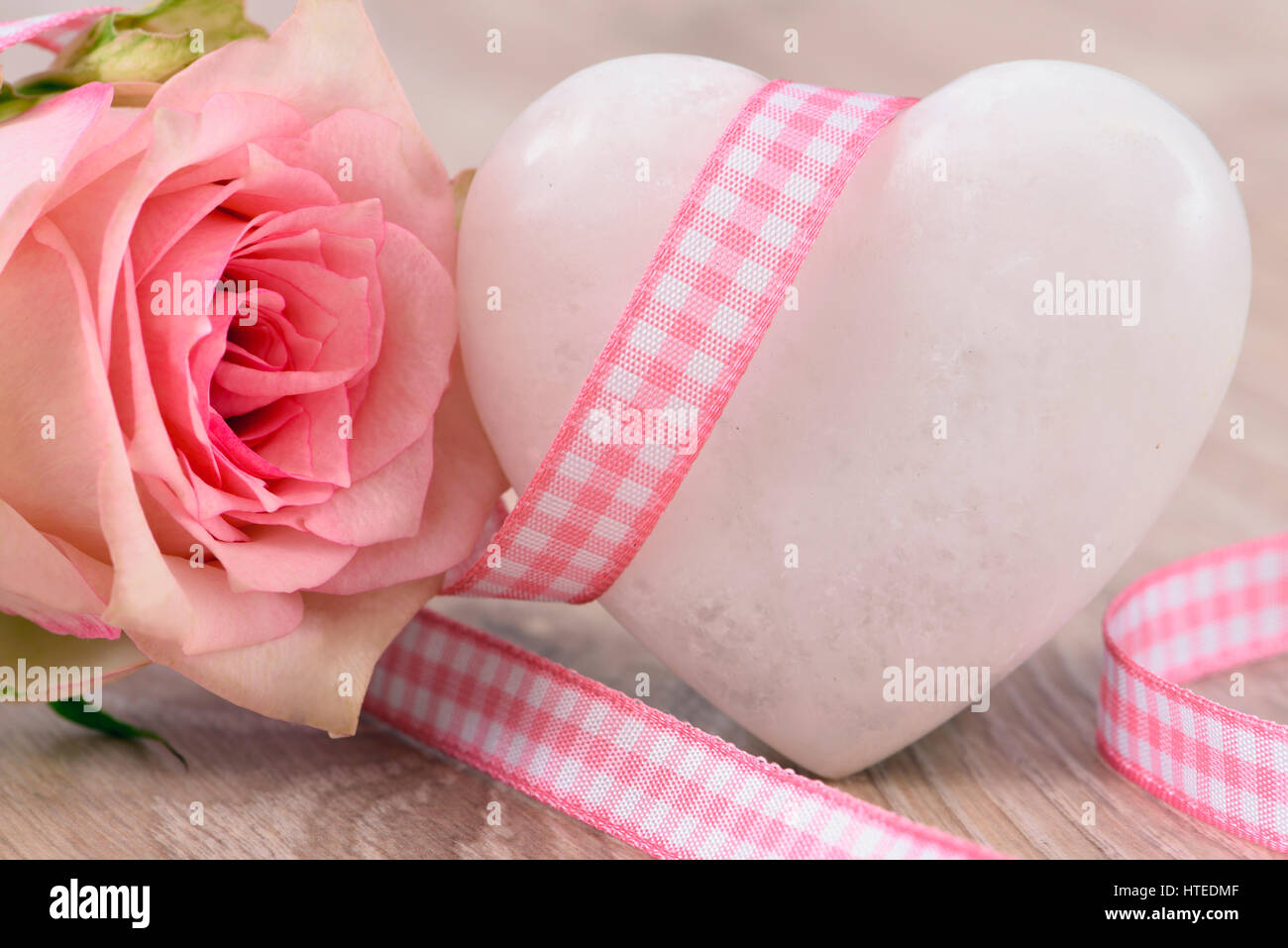 Rose und Herz als Symbol für die Liebe Stockfoto