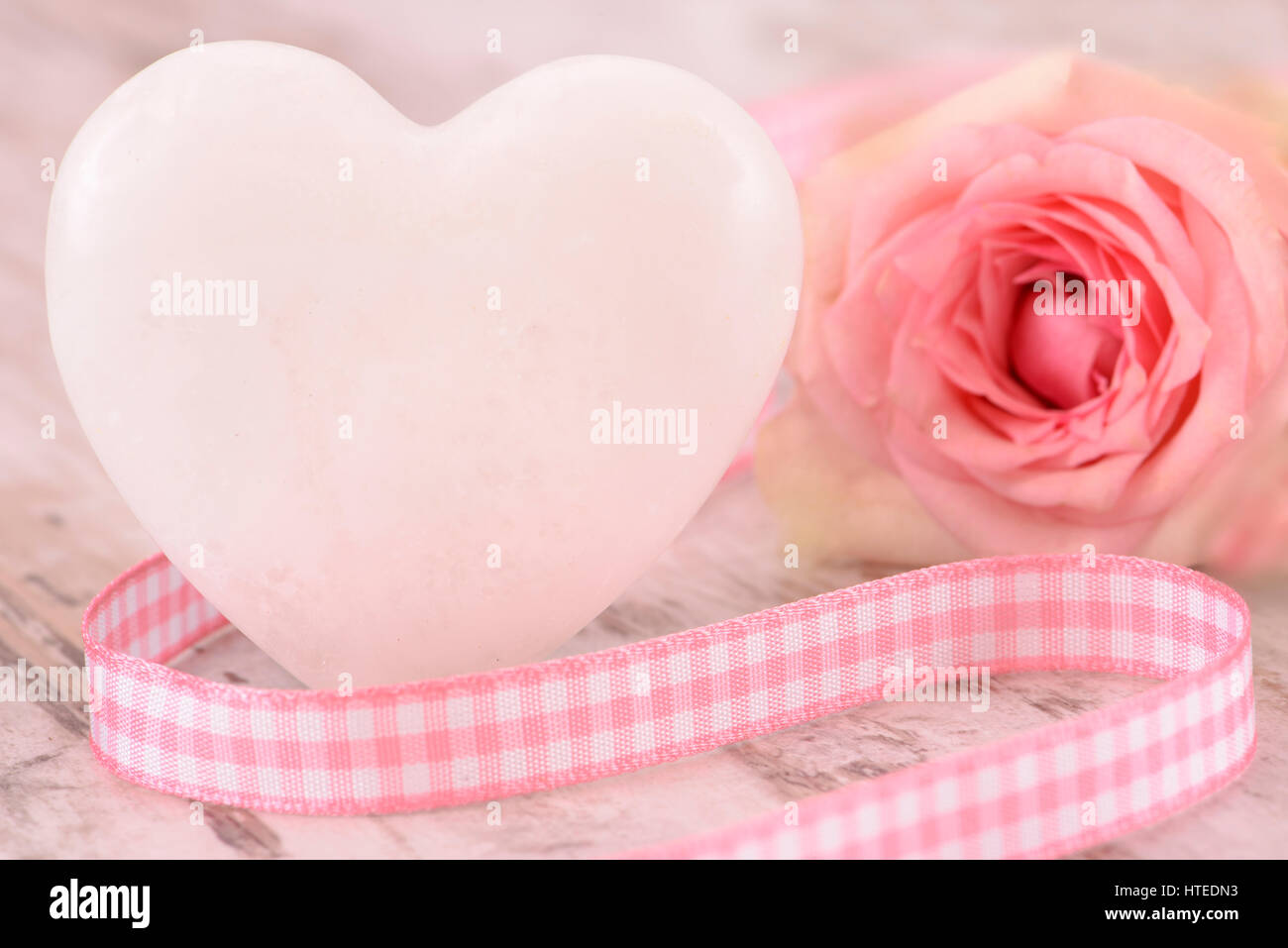 Rose und Herz als Symbol für die Liebe Stockfoto