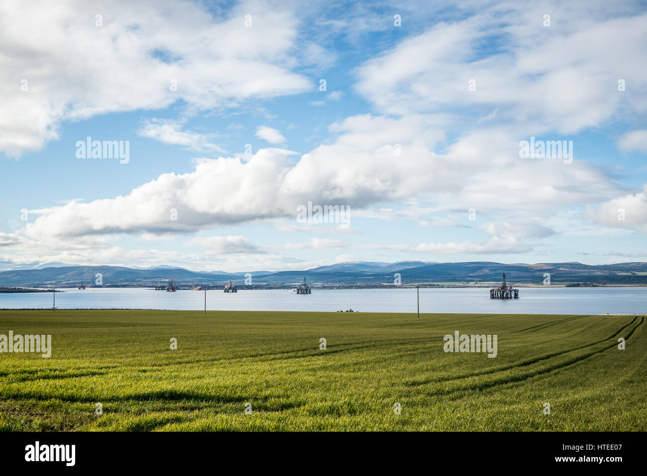 Nordsee Öl- und Gas-Bohrinseln aufgereiht in den geschützten Gewässern des Cromarty Firth für Instandhaltung und Modernisierung. Stockfoto