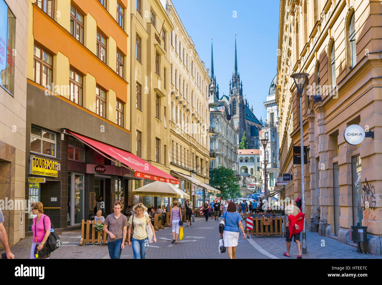 Brno, Tschechische Republik. Geschäfte auf Josefská mit der Kathedrale in der Ferne, Brünn, Mähren, Tschechien Stockfoto