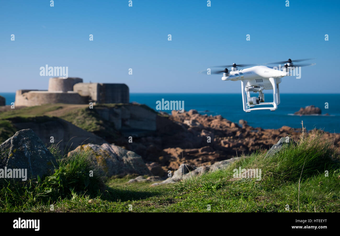 Eine Drohne DJI Phantom im Flug in Guernsey Stockfoto