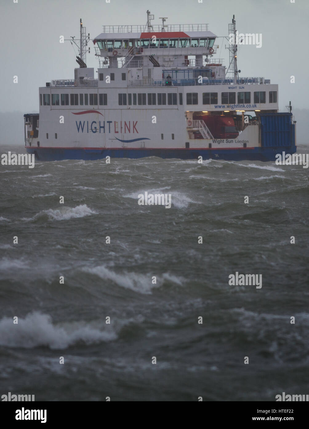 Eine Wightlink Car Ferry Service, starke Winde und große Wellen in den Solent als Sturm Doris Großbritannien im Winter 2017 hits Stockfoto