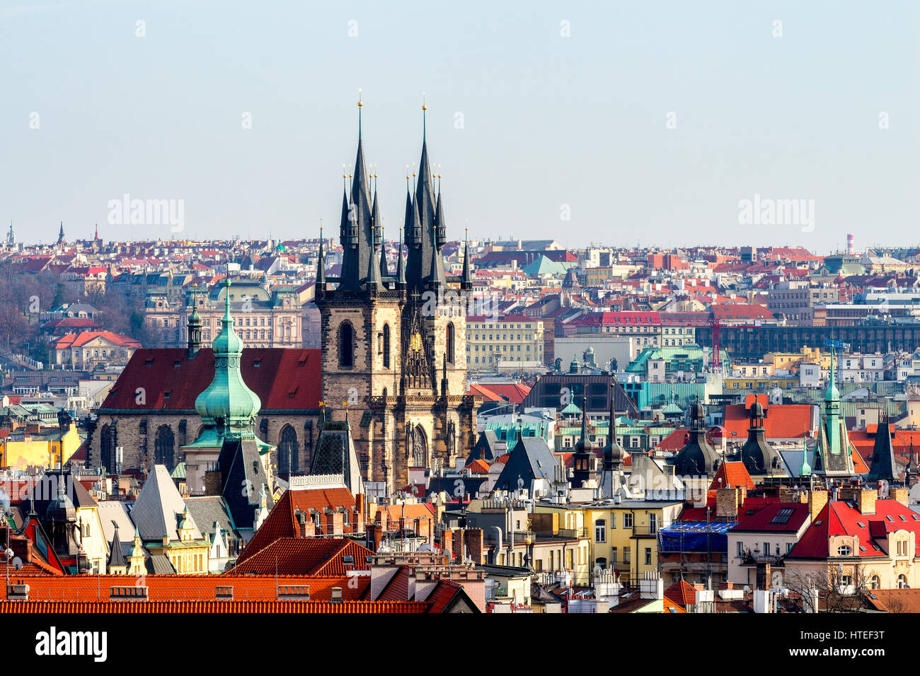 Teynkirche in Prag, Tschechien auf einer sonnigen Tag-Nahaufnahme Stockfoto