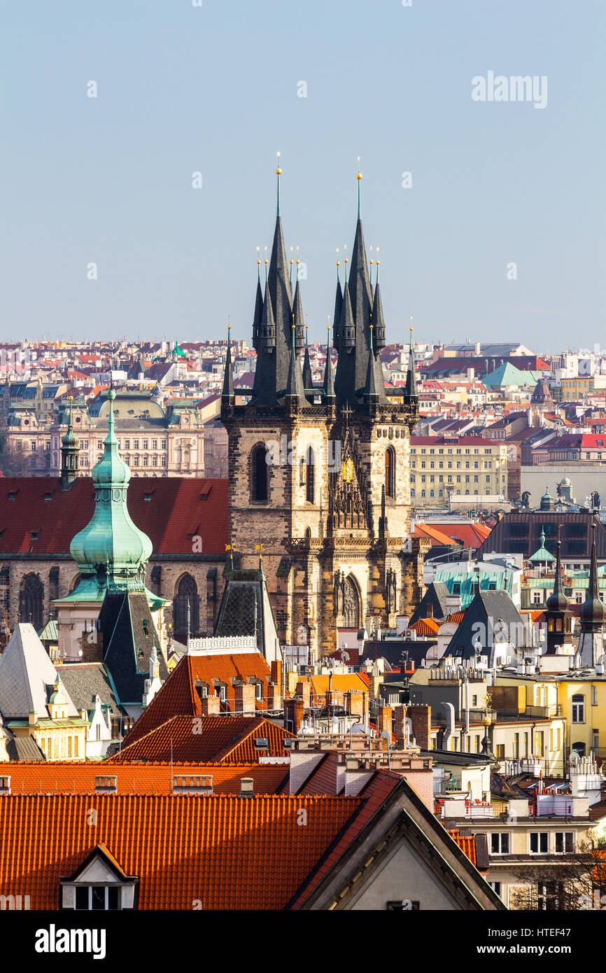 Teynkirche in Prag, Tschechien auf einer sonnigen Tag-Nahaufnahme Stockfoto