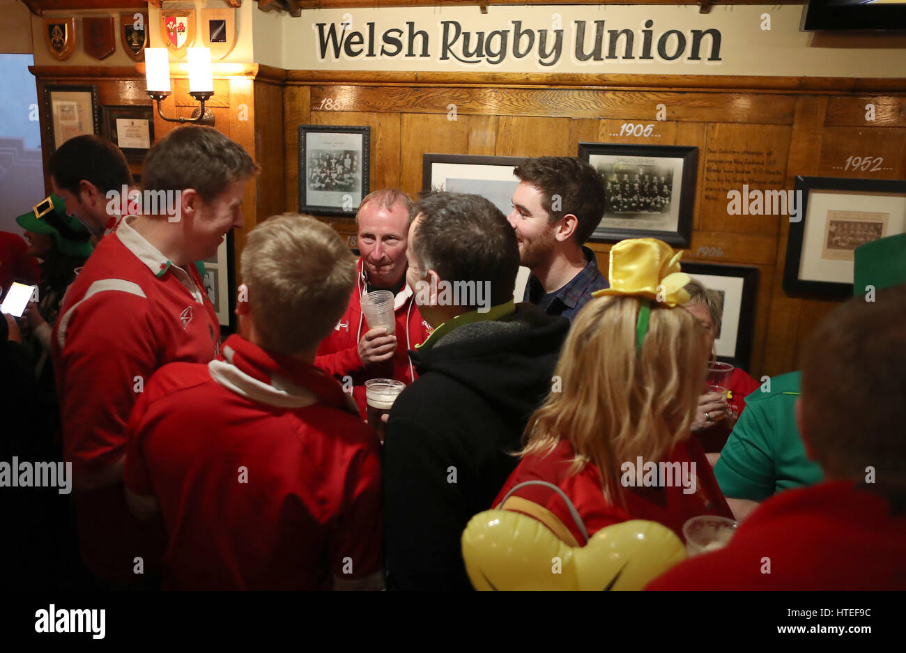 Fans treffen sich in der Kneipe vor der RBS Six Nations im Fürstentum Stadium, Cardiff. PRESSEVERBAND Foto. Bild Datum: Freitag, 10. März 2017. Finden Sie unter PA Geschichte RUGBYU Wales. Bildnachweis sollte lauten: David Davies/PA Wire. Einschränkungen: Verwendung Beschränkungen unterworfen. Nur zur redaktionellen Verwendung. Keine kommerzielle Nutzung. Keine Verwendung in Büchern oder print-Vertrieb ohne vorherige Genehmigung. Stockfoto