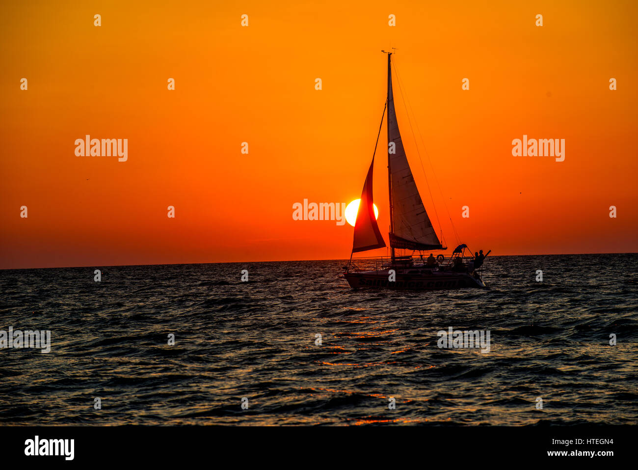 Segeln in den Sonnenuntergang Stockfoto