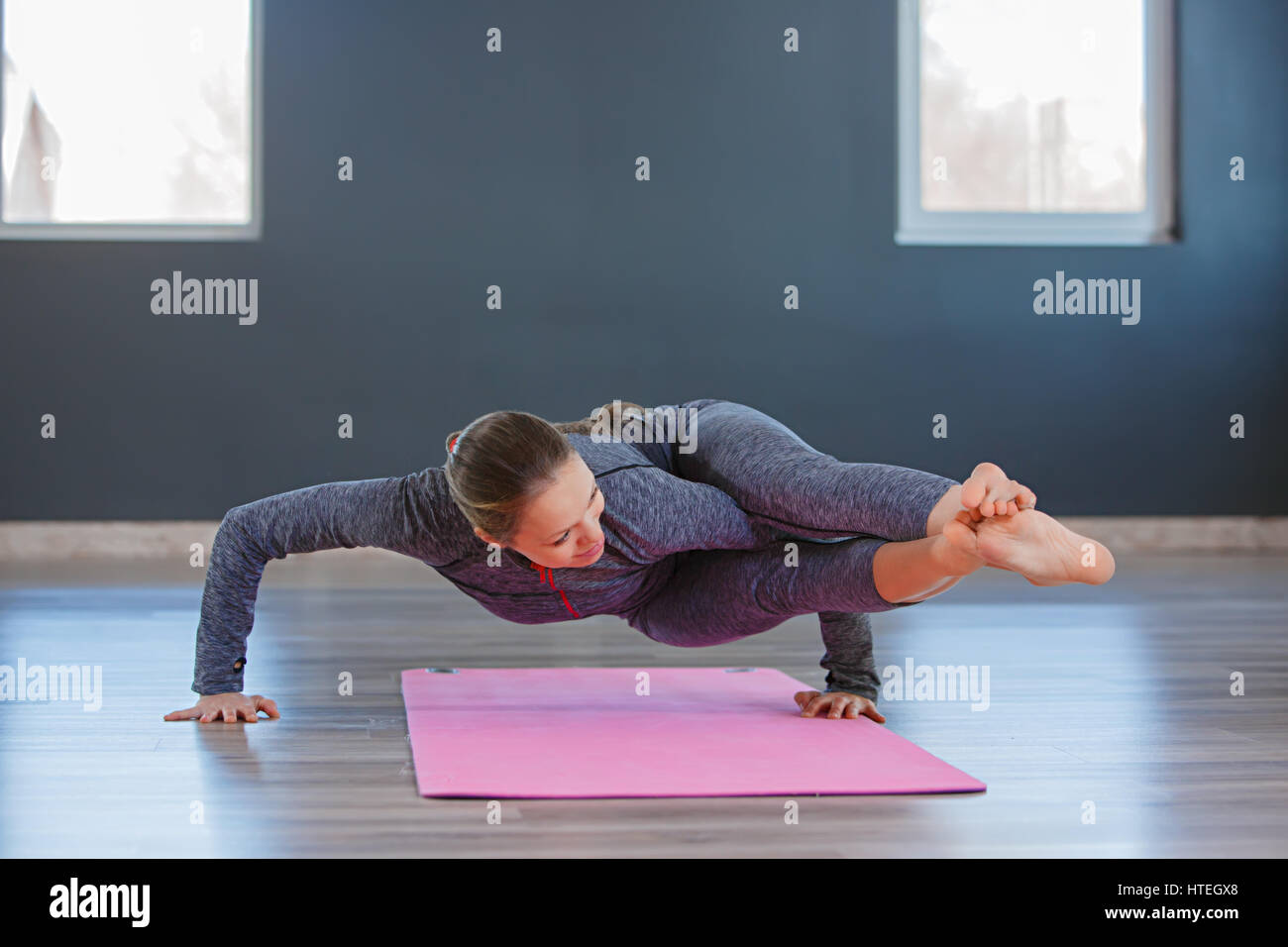Frauen üben Yoga Tisch asana Frauen üben Yoga Tisch asana