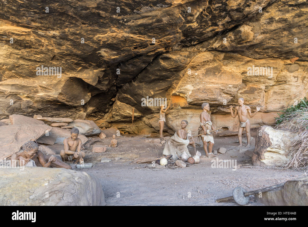 Rekonstruktion eines San Camp mit Kamin, die sich in einer Höhle, Giant's Castle finden, KwaZulu-Natal, Südafrika Stockfoto