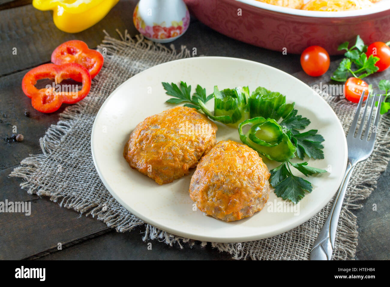 Reis-Fleischbällchen mit Kohl, gebacken in Tomatensauce, ein Rezept für diätetische Ernährung. Stockfoto