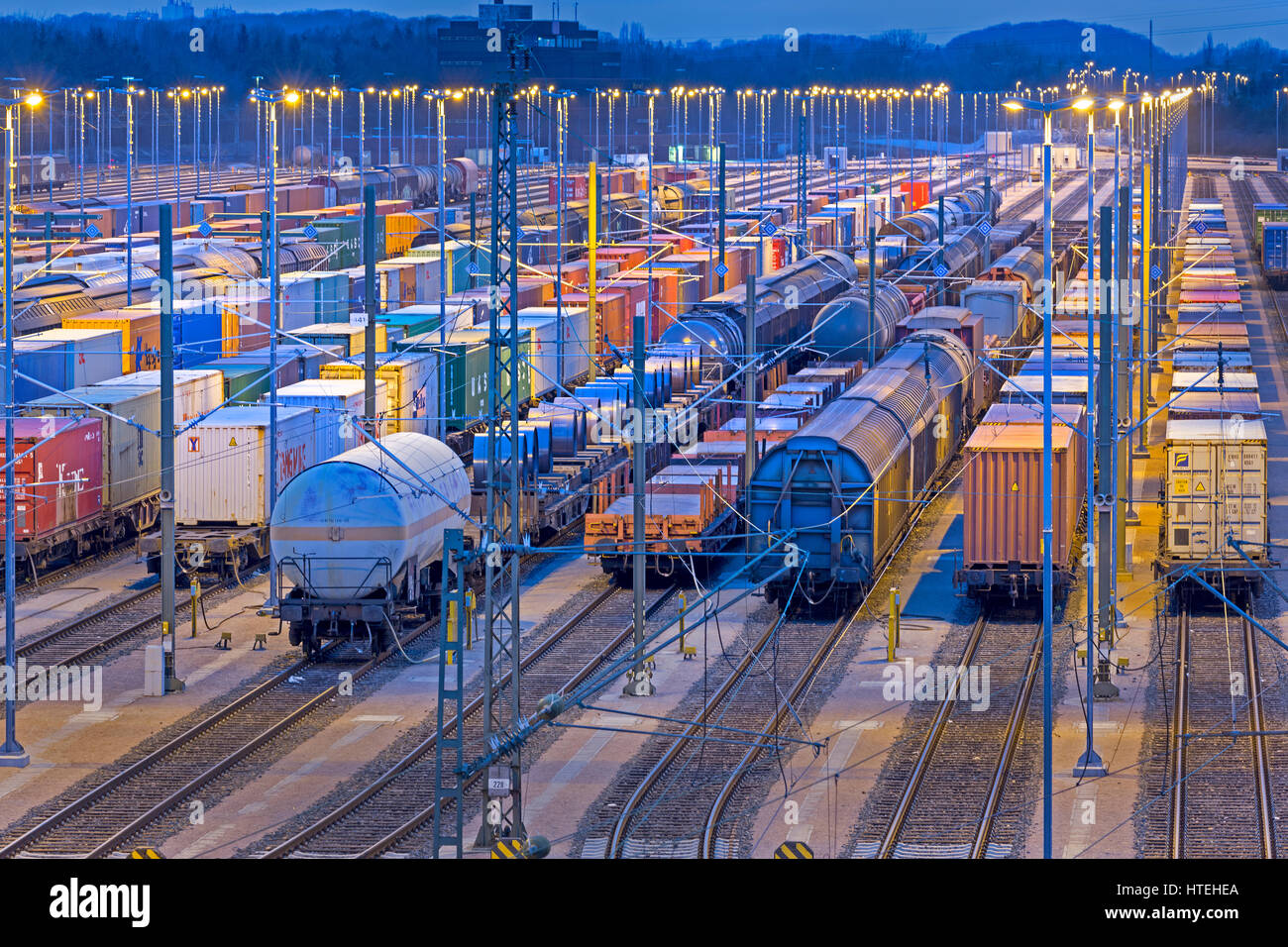 Geparkten Wagen auf Schienen in der Nacht, Rangierbahnhof Maschen, Maschen, Niedersachsen, Deutschland Stockfoto