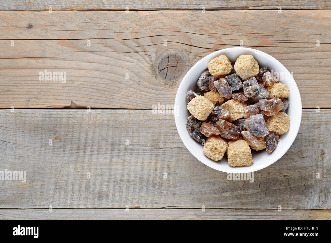 Braunen Zucker in die Schüssel auf den Tisch-Draufsicht Stockfoto