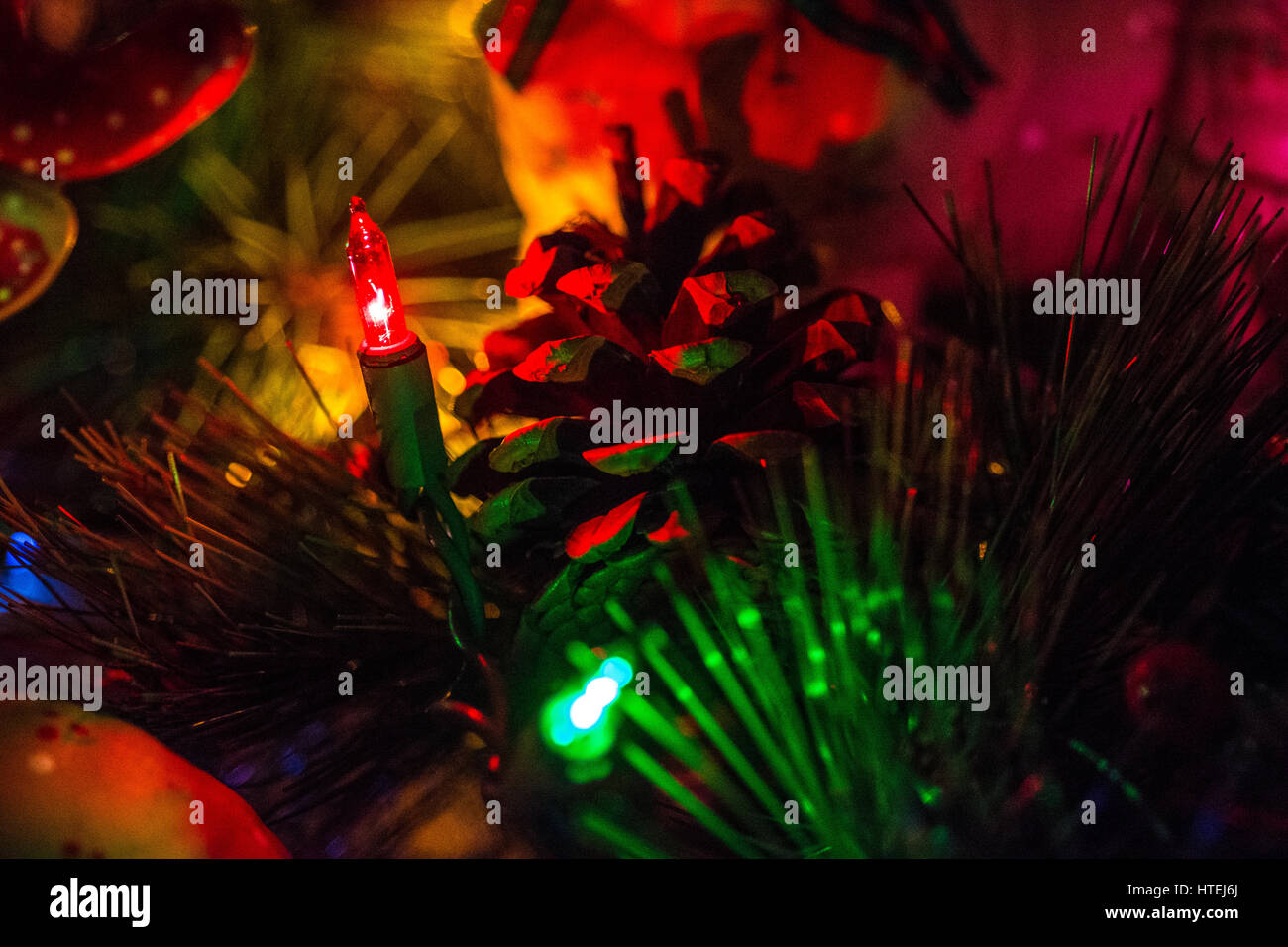 Weihnachtsbeleuchtung auf Baum hautnah Stockfoto