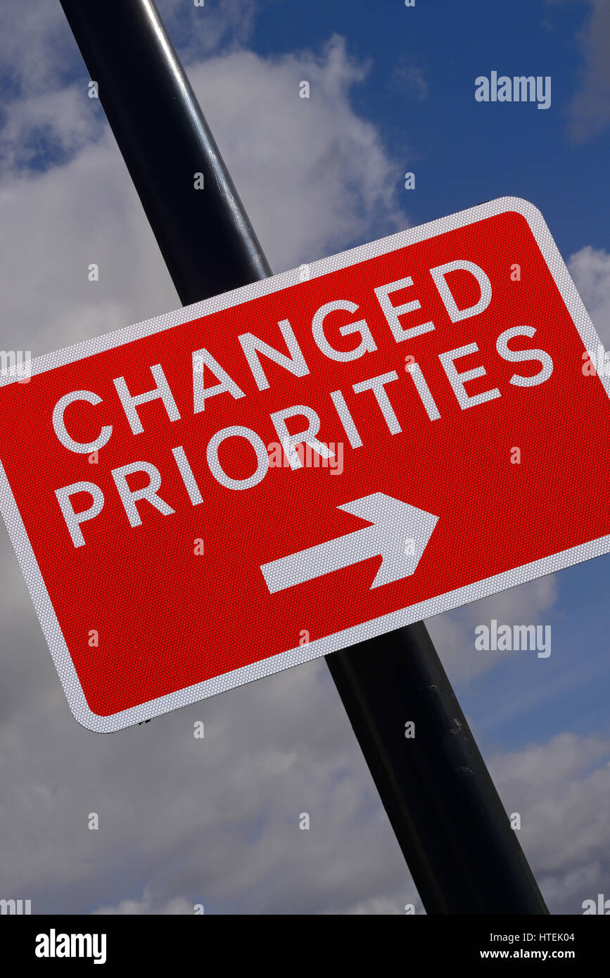 geänderten Prioritäten Verkehrszeichen Vereinigtes Königreich Stockfoto