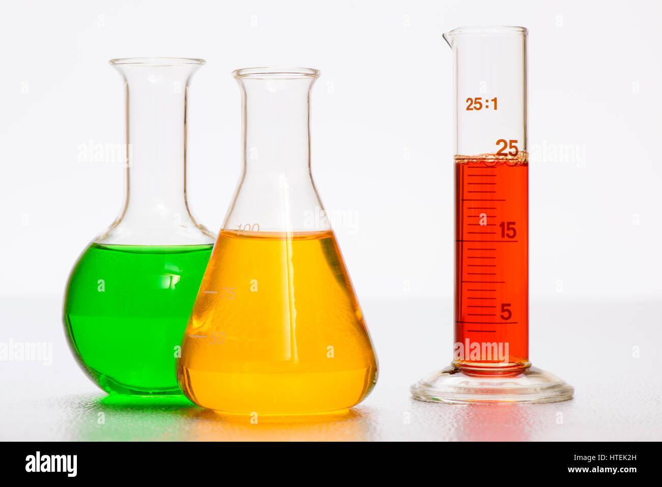 Experimentieren Sie im Chemielabor mit Flüssigkeit für die Analyse Stockfoto