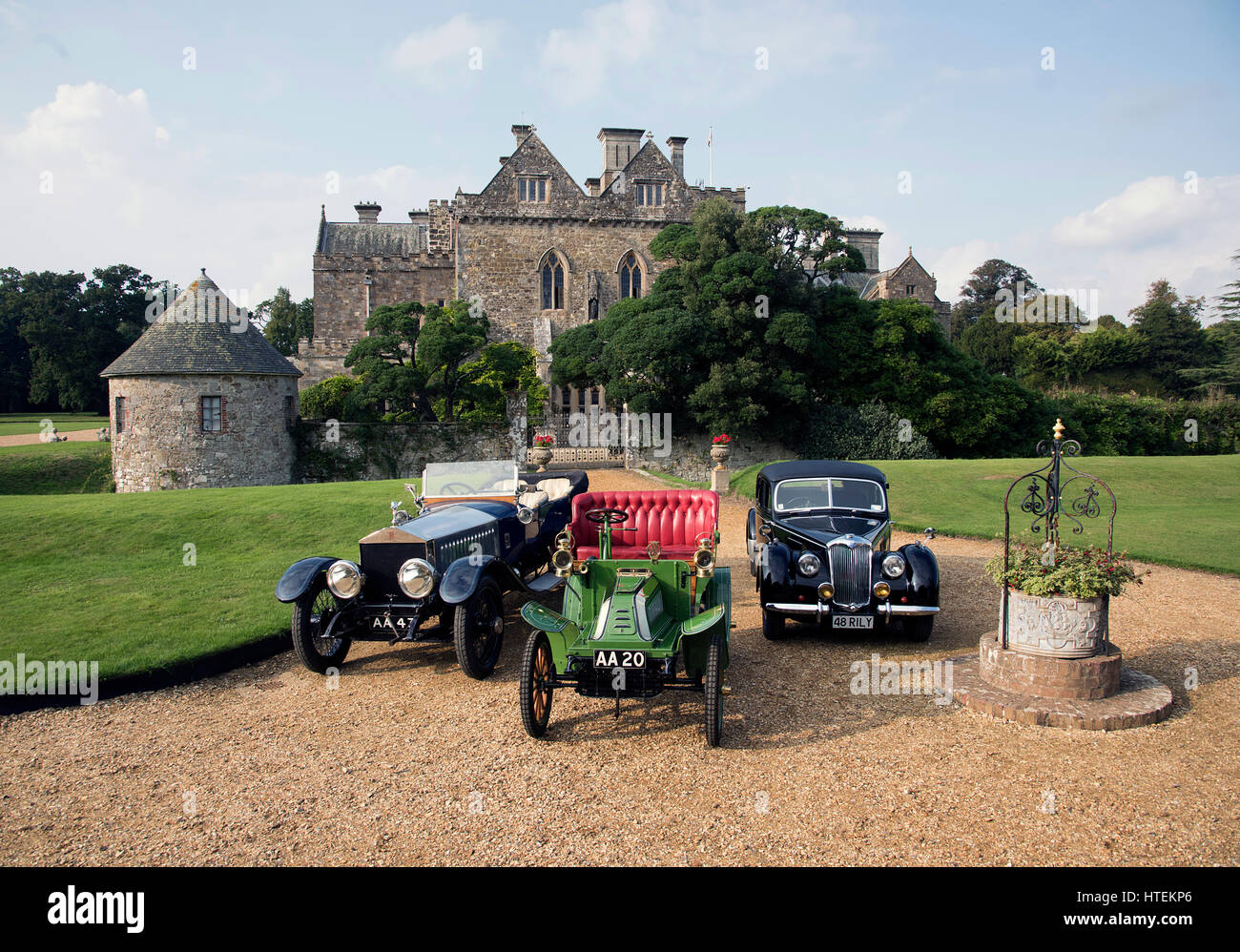 1914 Rolls-Royce Alpine Eagle, 1903 De Dion Bouton, 1948 Riley 2.5 RMB außerhalb Palace House, Beaulieu. Stockfoto