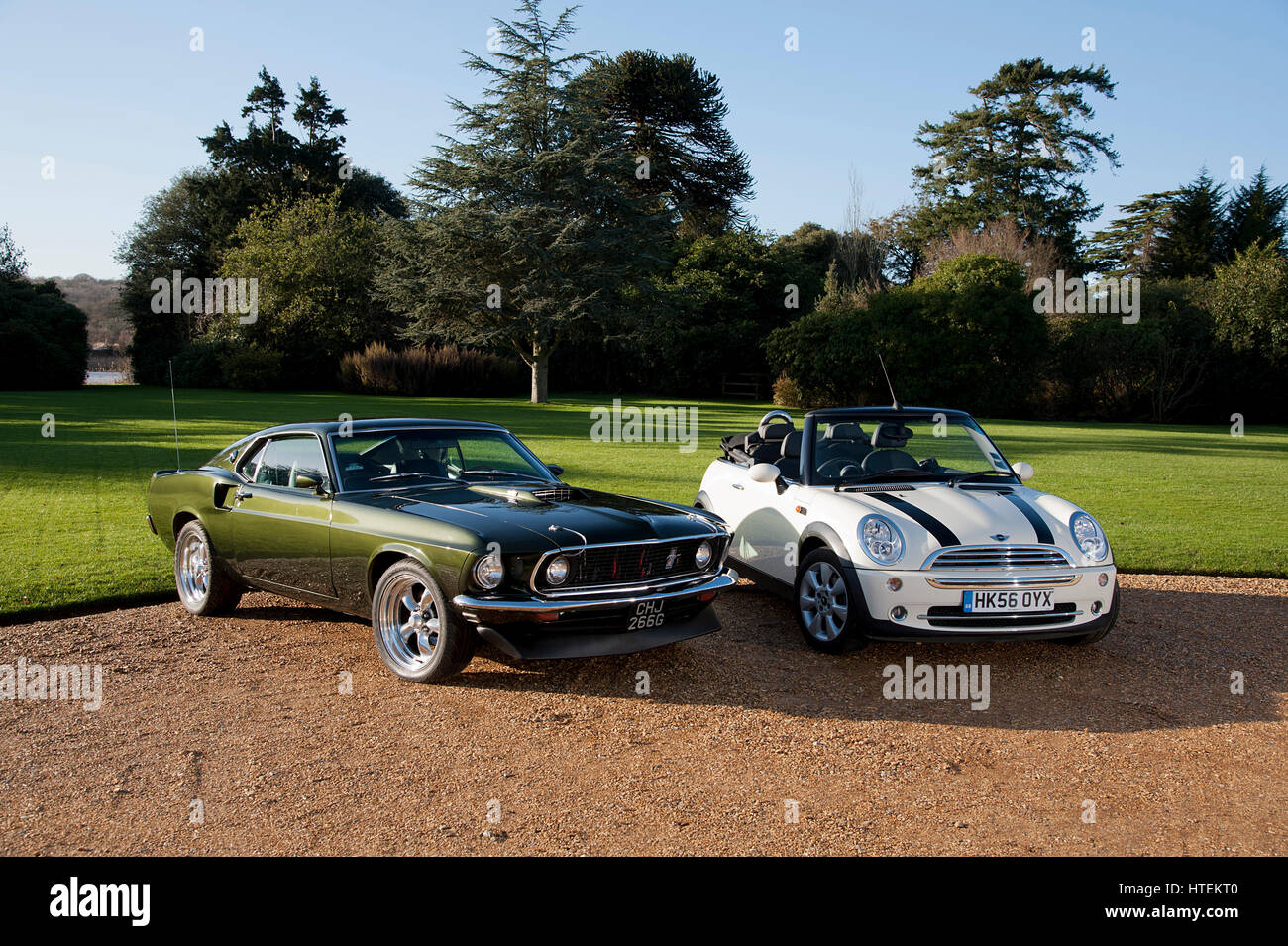 1968 Ford Mustang und 2006 Mini Cooper Cabrio Stockfoto