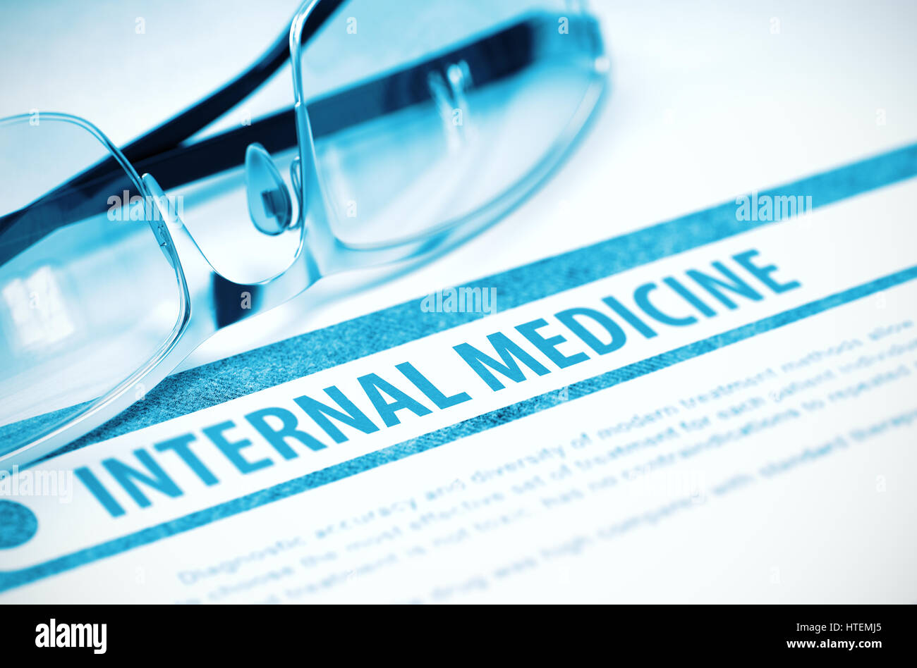 Innere Medizin - gedruckte Diagnose mit verschwommenen Text auf blauem Hintergrund mit Specs. Medizin-Konzept. 3D-Rendering. Stockfoto