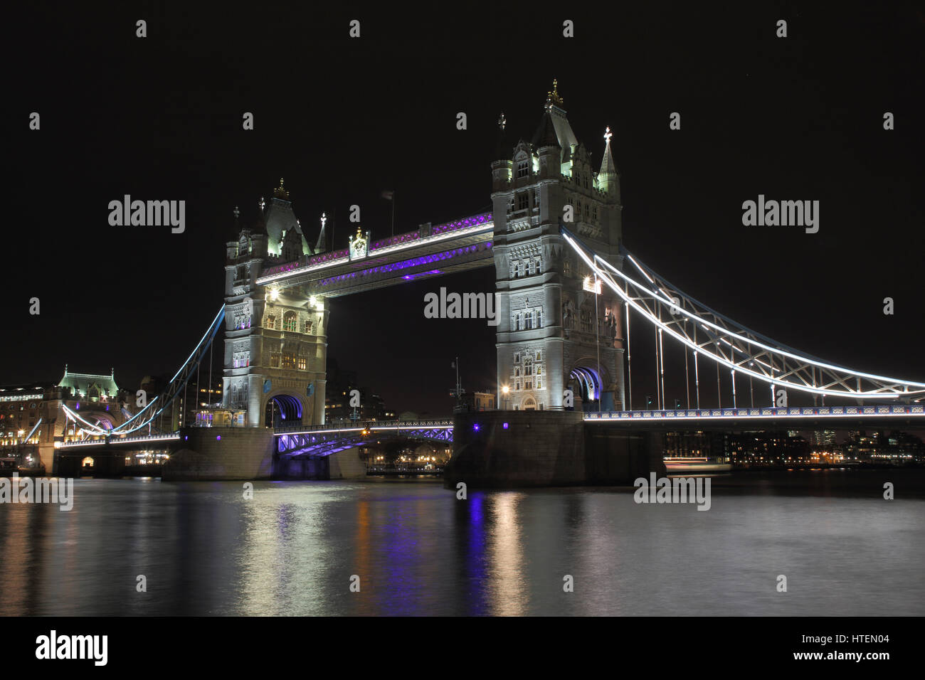 Londons Iconic Tower Bridge über die Themse, fotografiert in der Nacht, wenn es beleuchtet ist. Stockfoto