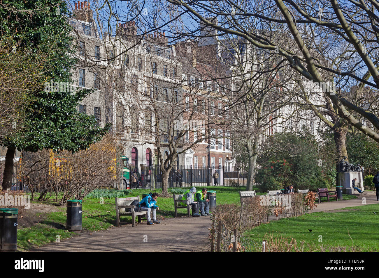 London, Holborn A Blick auf einen Abschnitt von der Nordseite des Lincoln es Inn Fields im zeitigen Frühjahr Stockfoto
