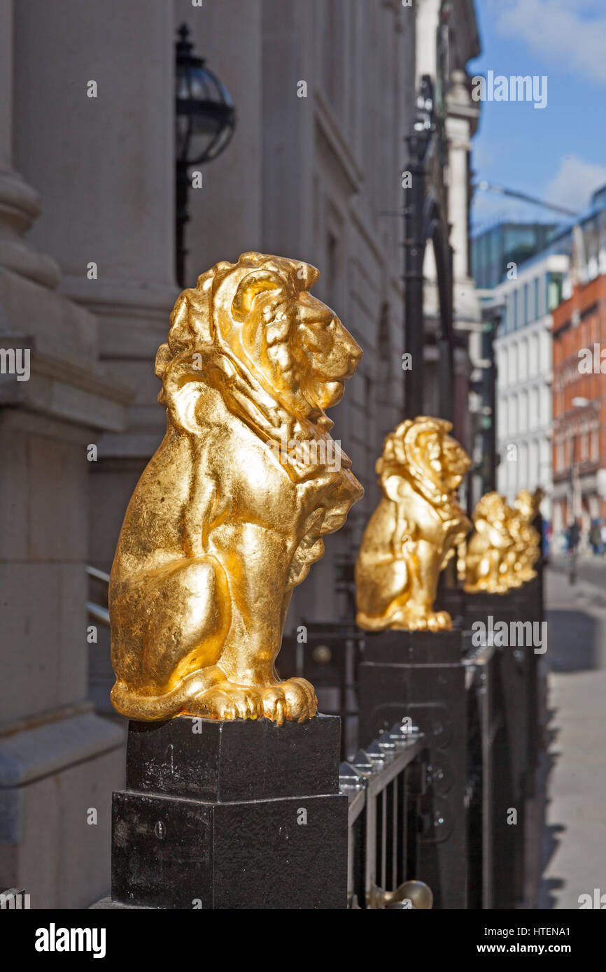 Stadt von London goldenen Löwen bewachen die Law Society Headquarter in Chantry Lane Stockfoto