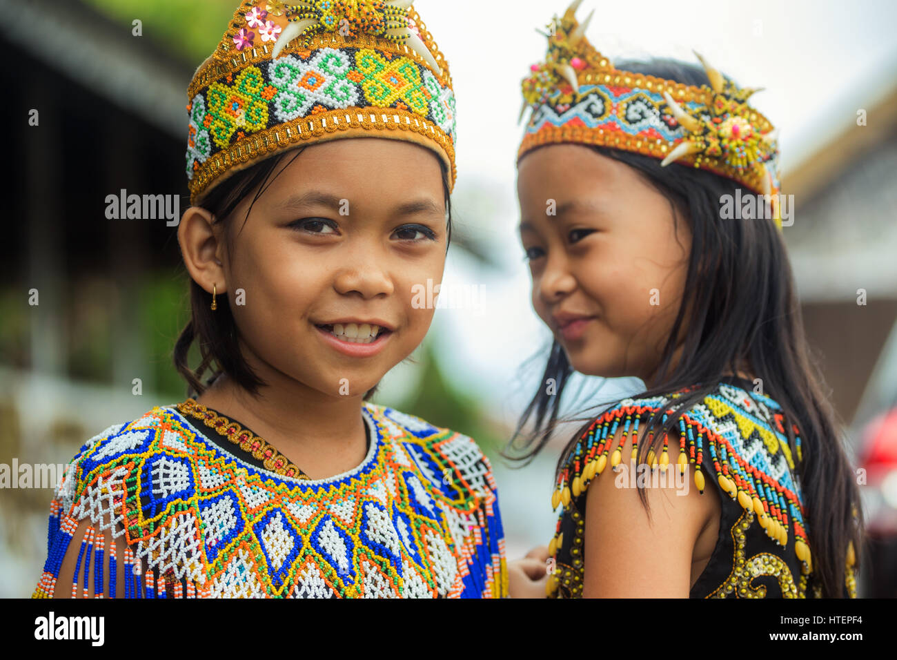 Ein paar Mädchen Kenyah Dayak Lächeln für die Kamera in diesem schönes Porträt-Bild der indigene Kinder Kostüm Stockfoto