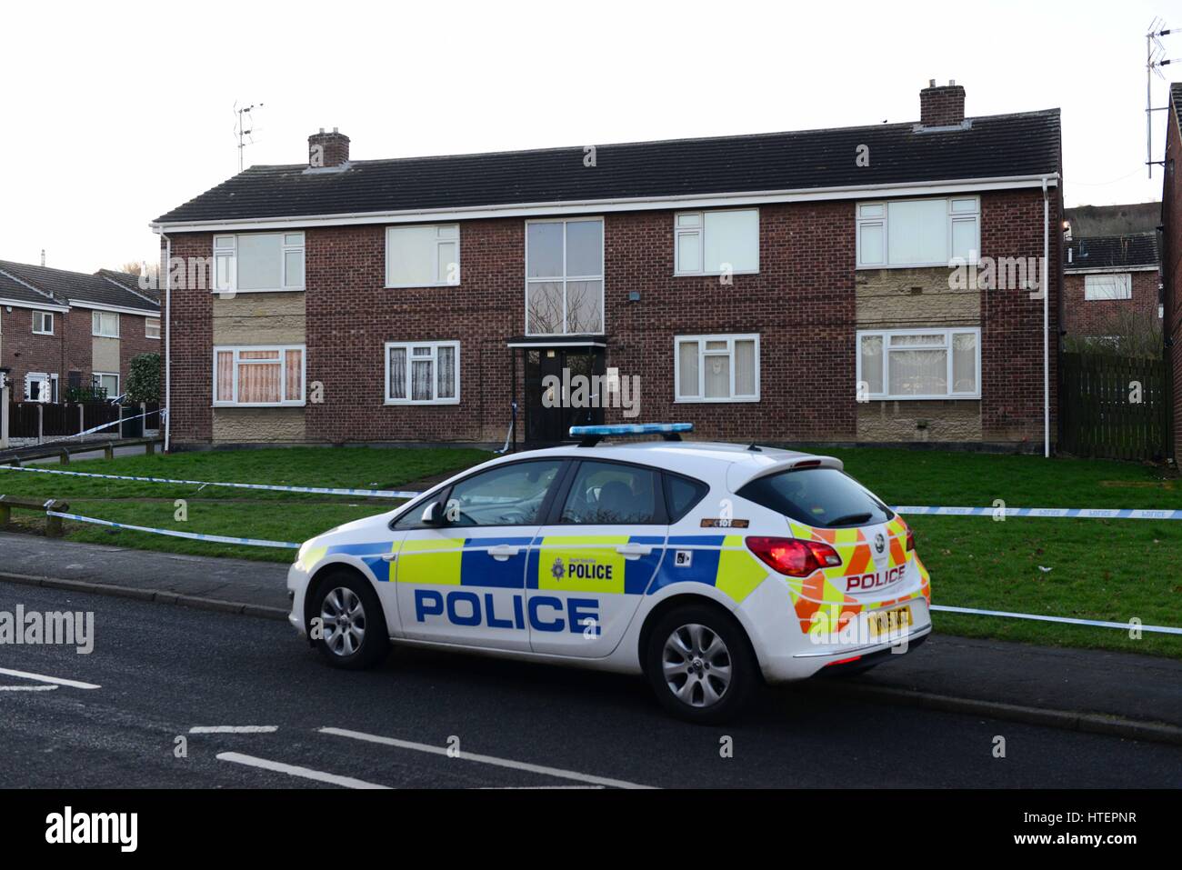 Polizei außerhalb der vorderen Wohnblock in Wadworth Street, Denaby Main in der Nähe von Doncaster, South Yorkshire, wo 18-Year-Old Teen Lewis Guest Murdere war Stockfoto