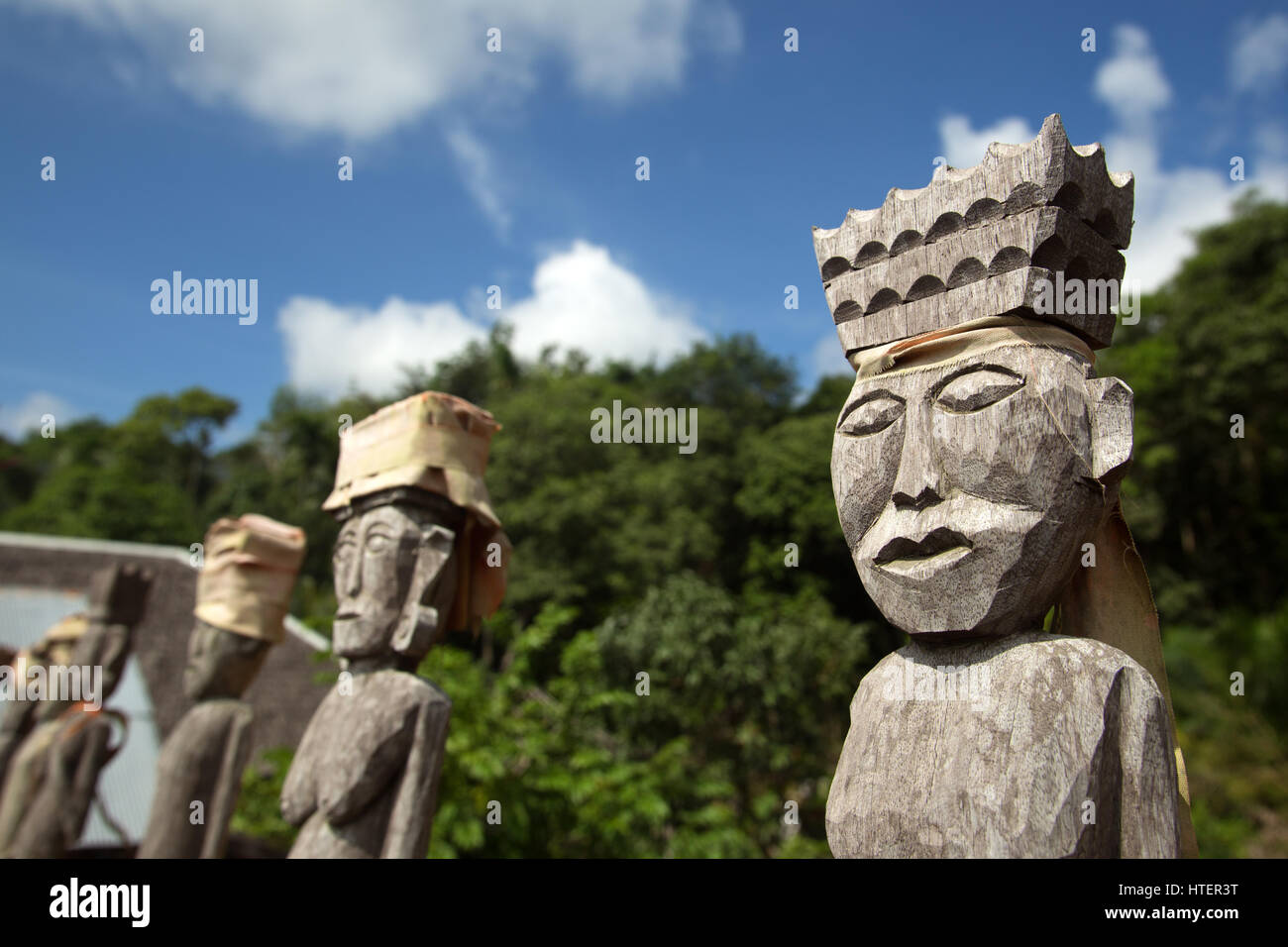 Patung Holzstatuen der Dayak oder ethnischen Minderheiten der Ost-Kalimantan auf Borneo Stockfoto