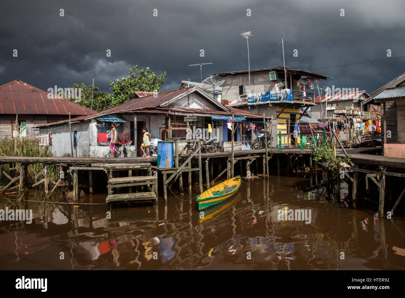 Stelzenläufer Häuser am schwimmenden Dorf neben dem mächtigen Kapuas-Fluss, wo Menschen vor Ort gesehen werden können, Leben ein einfaches Leben Stockfoto