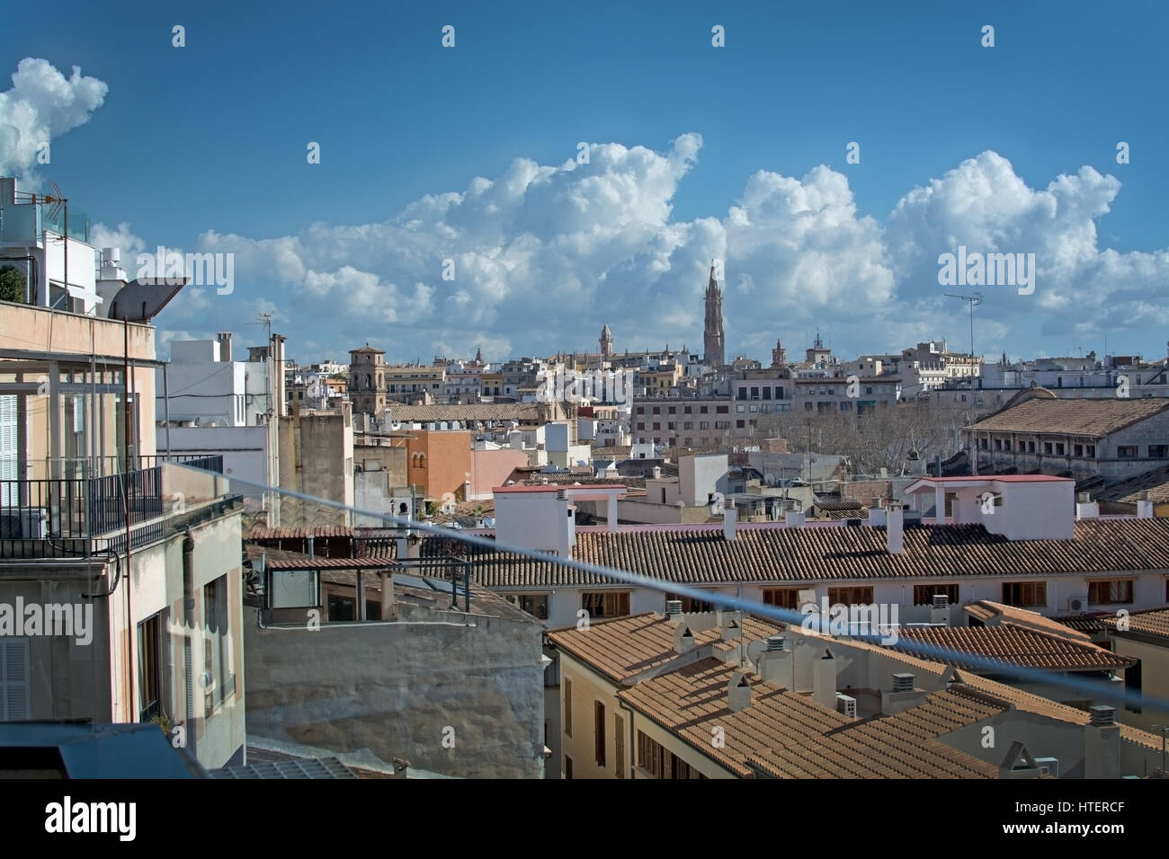 PALMA DE MALLORCA, Balearen, Spanien - 6. März 2017: Sonnige Stadtblick über Altstadt und Kathedrale La Seu auf 6. März 2017 in Palma De Mallorca, Stockfoto