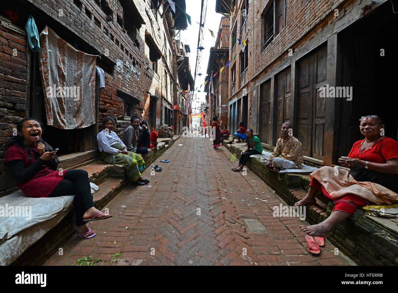 KATHMANDU - Okt 10: Menschen von Kathmandu Vororten versuchen, im täglichen Leben zu überleben. Sie leben in engen Gassen in kleinen Wohnungen ohne Wasser und Stockfoto