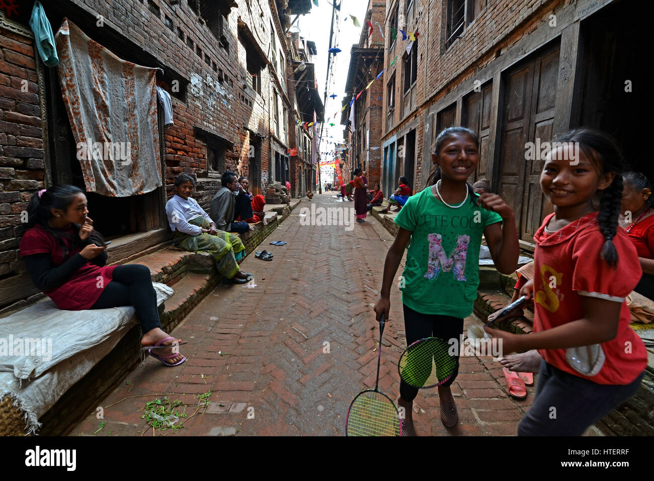 KATHMANDU - Okt 10: Menschen von Kathmandu Vororten versuchen, im täglichen Leben zu überleben. Sie leben in engen Gassen in kleinen Wohnungen ohne Wasser und Stockfoto