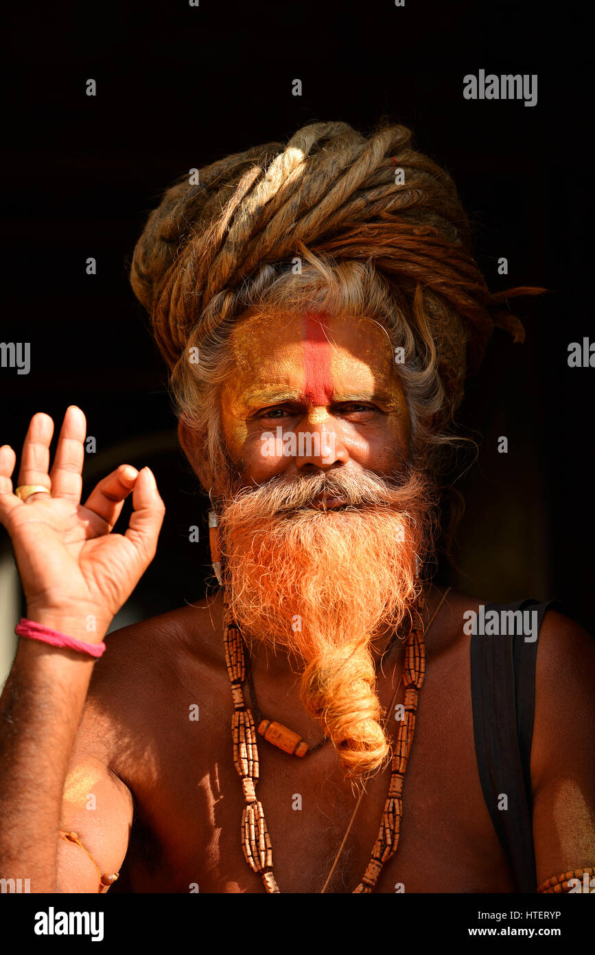 PASHUPATINATH, NEPAL - 8. Oktober: Heilige Sadhu Mann mit Dreadlocks und traditionellen bemaltem Gesicht Pashupatinath Tempel. Am 8. Oktober 2013 in Kathmandu Stockfoto