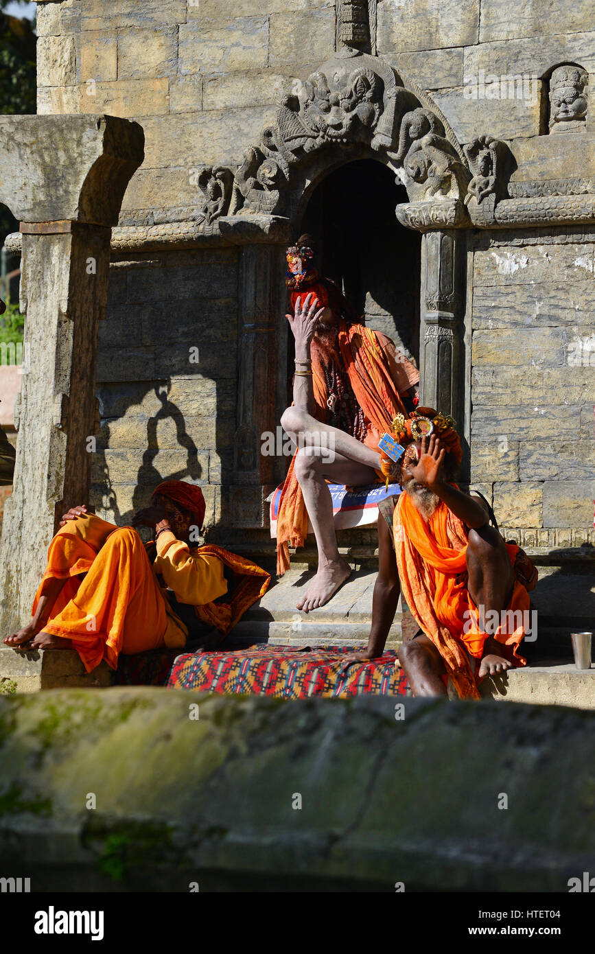 PASHUPATINATH, NEPAL - 8. Oktober: Heilige Sadhu Männer mit Dreadlocks und traditionellen bemaltem Gesicht Pashupatinath Tempel. Am 8. Oktober 2013 in Kathmandu Stockfoto