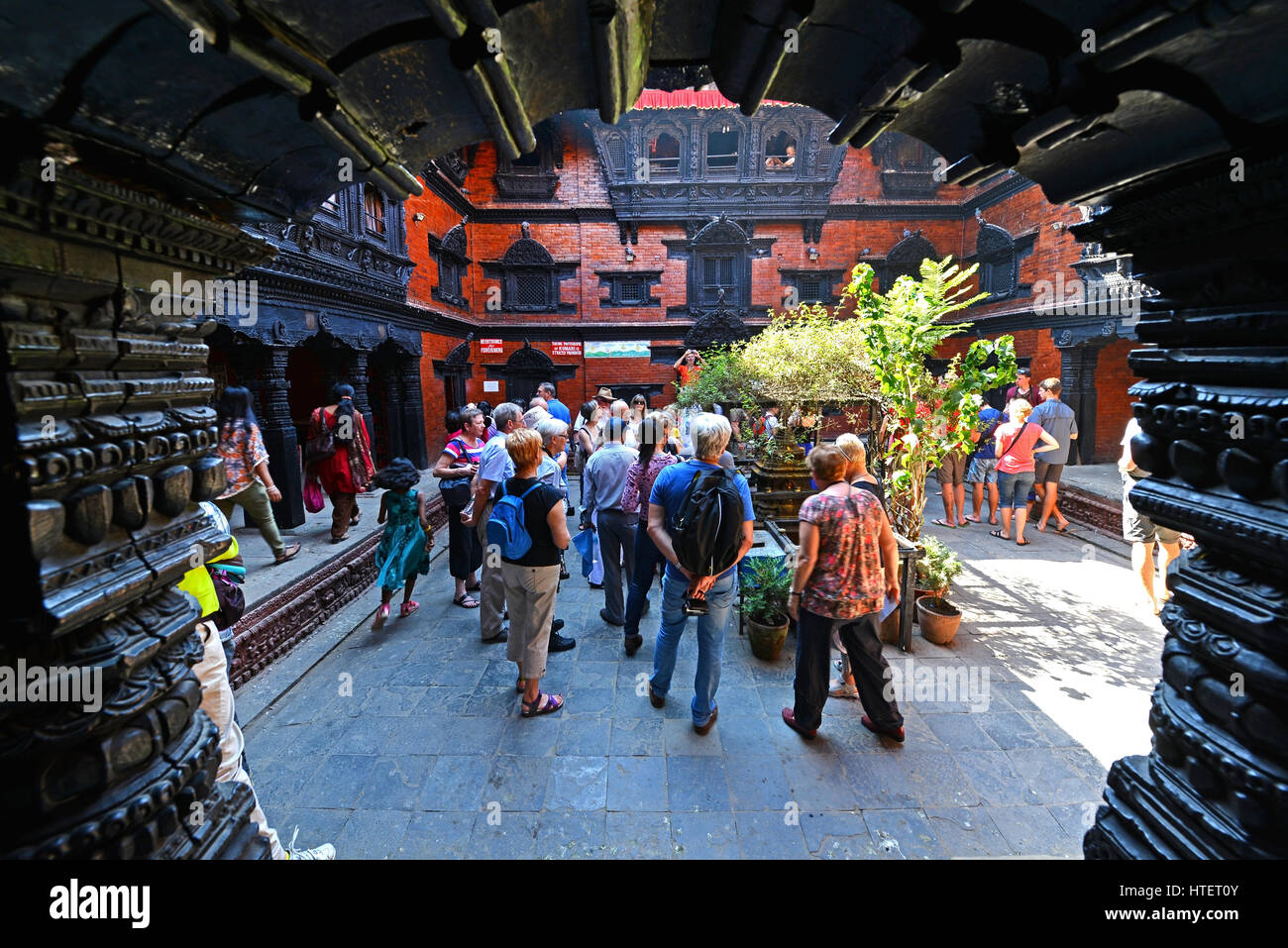 KATHMANDU - SEPT 28: Touristen in den Innenhof der lebenden Göttin Kumari. Kumari wird geglaubt, um als Gastgeber für die Göttin Durga. Am Sep Stockfoto