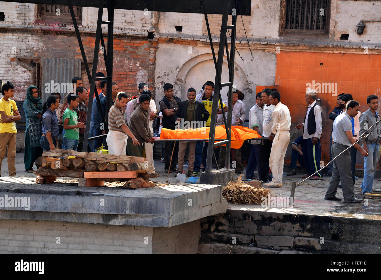 PASHUPATINATH - 8.Okt: Feuerbestattung Ghats und Zeremonie entlang dem Heiligen Bagmati-Fluss im Pashupatinath Tempel, am 8. Oktober 2013 in Kathmandu, Nepal. Das ist Stockfoto