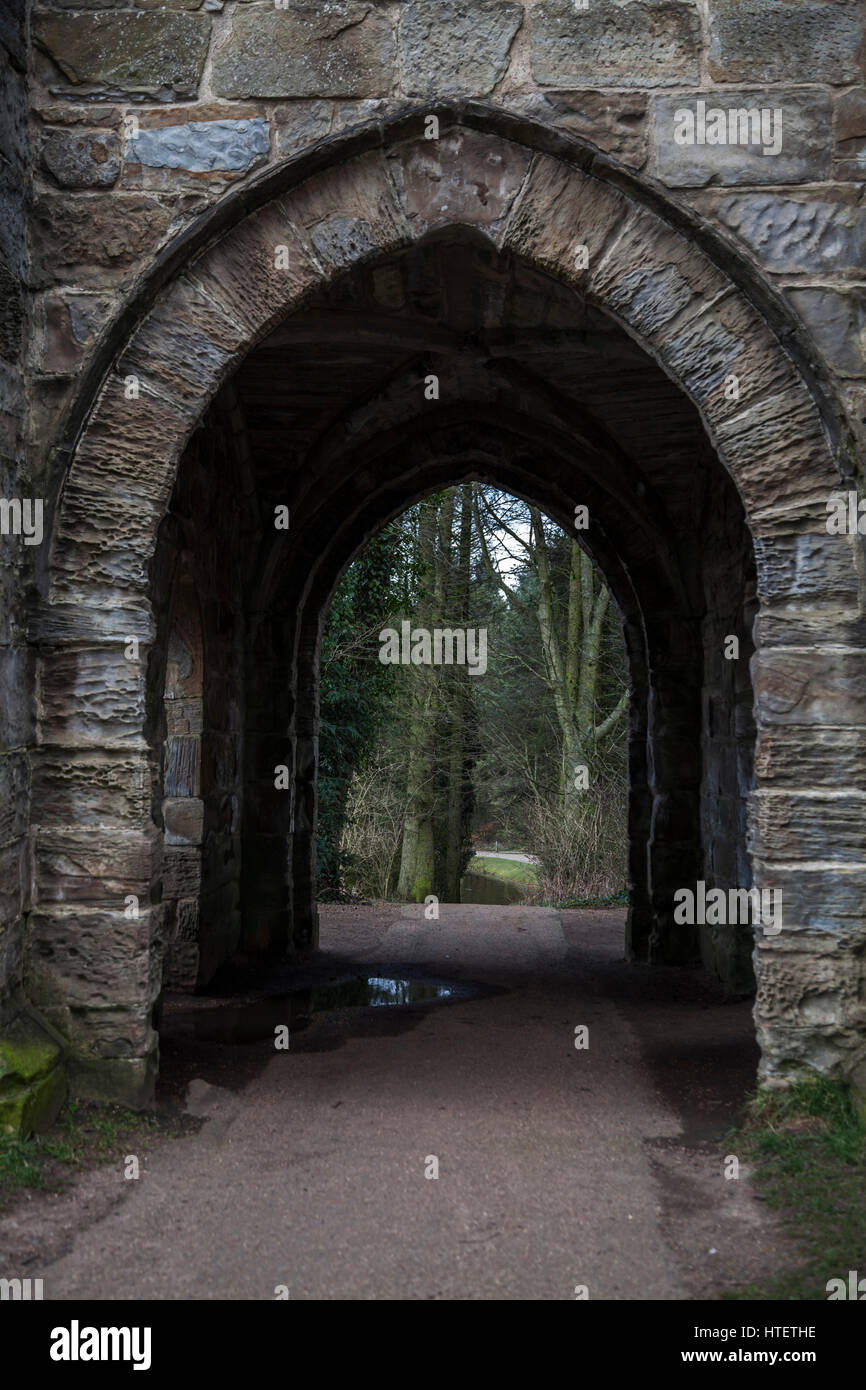 Ein Blick durch die gewölbte Tür einer gotischen Ruine in Hardwick Park,Sedgefield,Co.Durham,England,UK Stockfoto