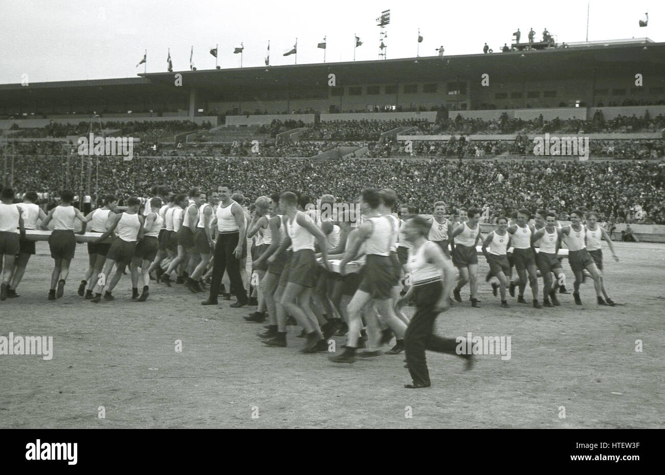 1938 historische, Masse Sicherheitstruppe im Strahov-Stadion, Prag, Tschechoslowakei für die Pan-Sokol International Training-Festival. Stockfoto
